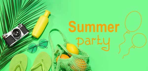 Baner Letnie Przyjęcie Akcesoriami Plażowymi Owocami Cytrusowymi Aparatem Fotograficznym — Zdjęcie stockowe