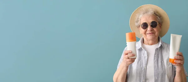 Seniorin Mit Sonnencreme Auf Farbigem Hintergrund Mit Platz Für Text — Stockfoto