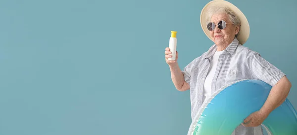 Seniorin Mit Sonnencreme Und Aufblasbarem Ring Auf Farbigem Hintergrund Mit — Stockfoto