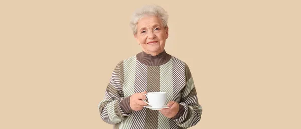 Senior Kvinna Med Kopp Varmt Kaffe Beige Bakgrund — Stockfoto