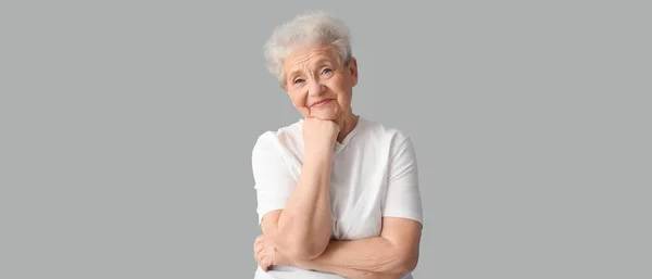 Glad Senior Kvinna Vit Shirt Grå Bakgrund — Stockfoto