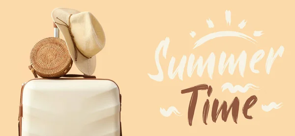 Koffer Mit Strandmütze Und Tasche Auf Beigem Hintergrund Sommerzeit — Stockfoto
