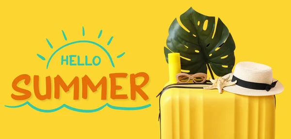 黄色の背景にビーチアクセサリーやヤシの葉とスーツケース こんにちは夏 — ストック写真