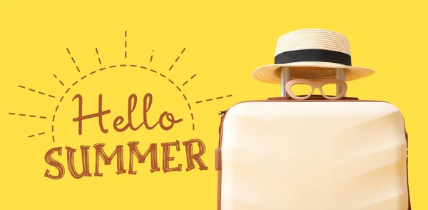 黄色の背景にビーチハットとサングラス付きのスーツケース こんにちは夏 — ストック写真