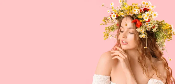 Hermosa Mujer Joven Corona Flores Sobre Fondo Rosa Con Espacio —  Fotos de Stock