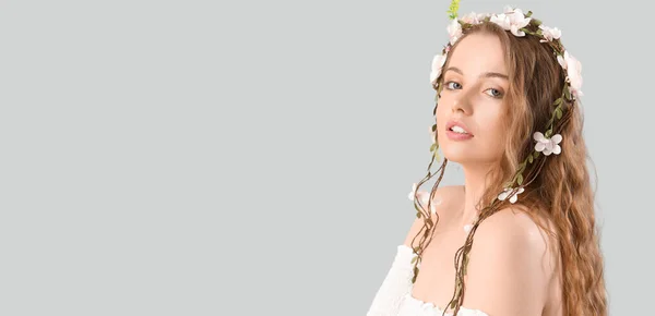 Schöne Junge Frau Mit Blumen Haar Auf Hellem Hintergrund Mit — Stockfoto