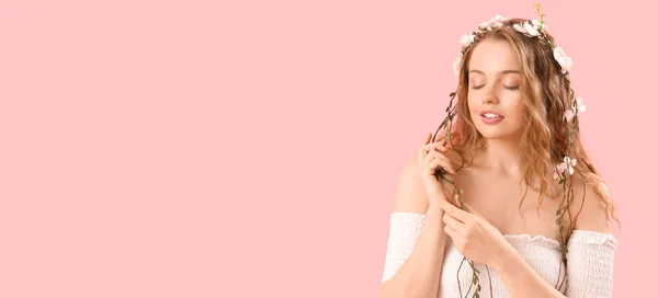Vacker Ung Kvinna Med Blommor Håret Rosa Bakgrund Med Utrymme — Stockfoto