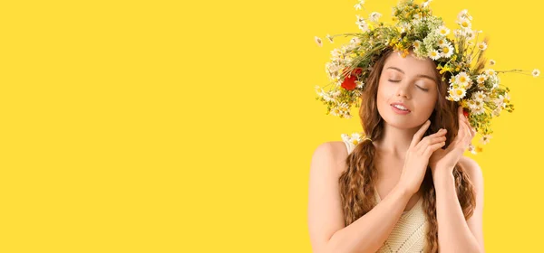 Hermosa Joven Corona Flores Sobre Fondo Amarillo Con Espacio Para —  Fotos de Stock