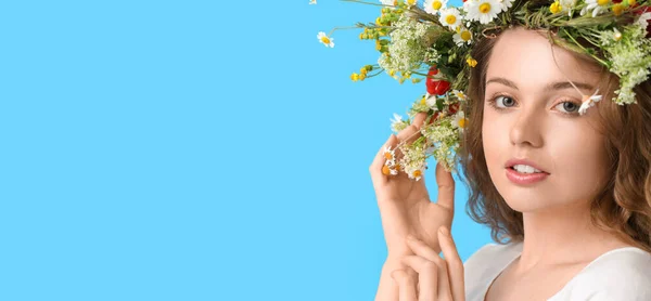 Açık Mavi Arka Planda Çiçek Çelengi Giymiş Güzel Bir Genç — Stok fotoğraf