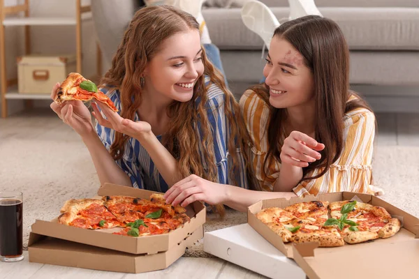 Młode Kobiety Jedzące Smaczną Pizzę Domu — Zdjęcie stockowe