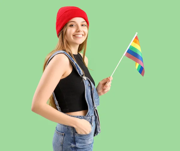 緑の背景にLgbtの旗を持つ美しい若い女性 — ストック写真