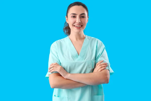 Vrouwelijke Medische Assistent Lichtblauwe Achtergrond — Stockfoto