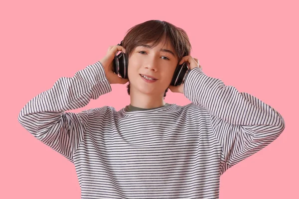 Tiener Jongen Hoofdtelefoon Luisteren Naar Muziek Roze Achtergrond — Stockfoto