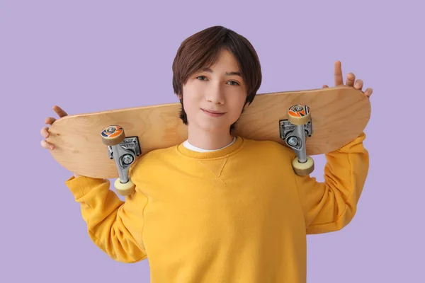 Teenage Chlapec Skateboard Šeříku Pozadí — Stock fotografie