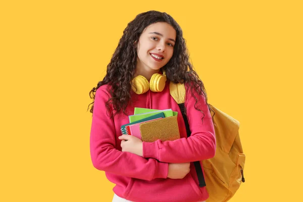 Γυναικείος Μαθητής Ακουστικά Σημειωματάρια Και Σακίδιο Πλάτης Κίτρινο Φόντο — Φωτογραφία Αρχείου