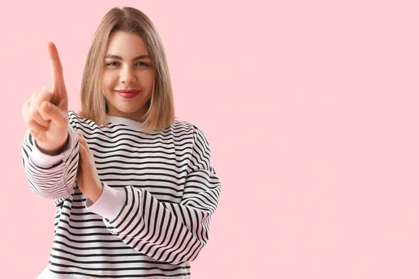Ung Kvinna Randig Tröja Som Visar Ett Finger Rosa Bakgrund — Stockfoto