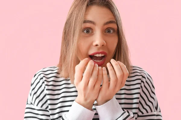 Verrast Jonge Vrouw Gestreepte Sweater Roze Achtergrond Close — Stockfoto