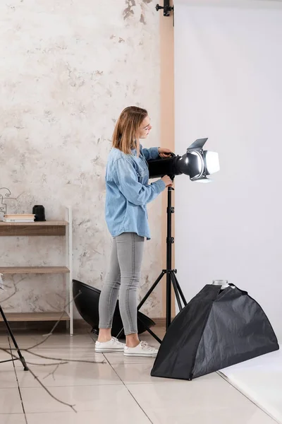 Kvinnlig Fotograf Arbetar Med Professionell Utrustning Studio — Stockfoto