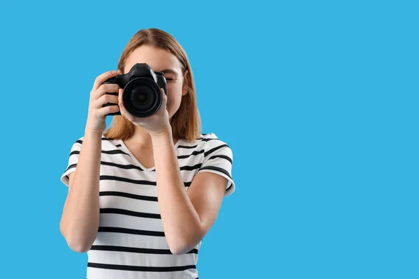 Fotógrafo Femenino Con Cámara Profesional Sobre Fondo Azul — Foto de Stock
