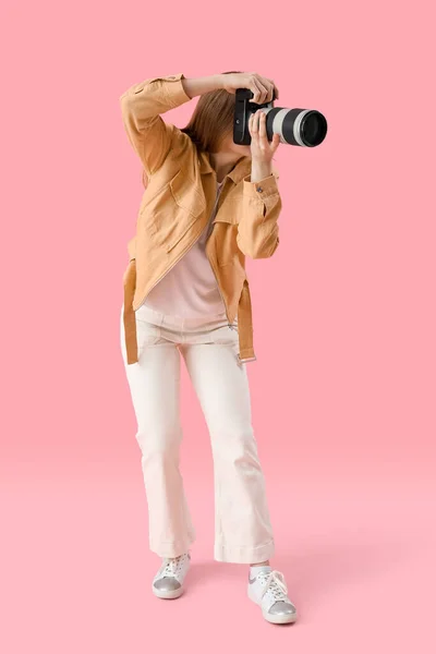 Junge Fotografin Mit Professioneller Kamera Auf Rosa Hintergrund — Stockfoto