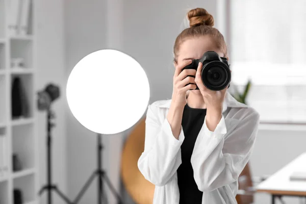 Ung Kvinnlig Fotograf Med Professionell Kamera Studio — Stockfoto
