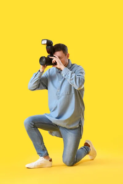 Fotógrafo Masculino Con Cámara Profesional Sobre Fondo Amarillo — Foto de Stock