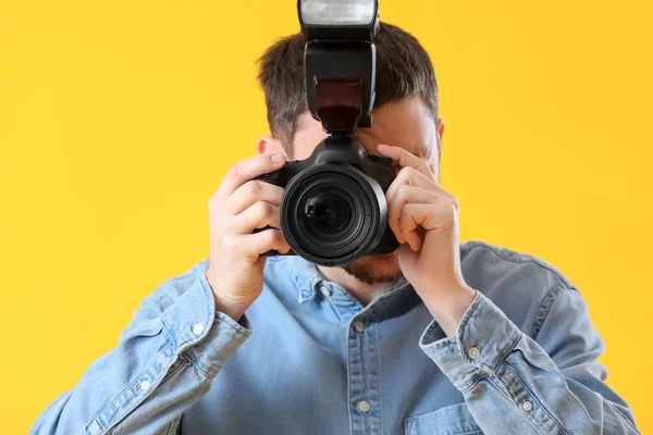 Man Fotograaf Met Professionele Camera Gele Achtergrond Close — Stockfoto