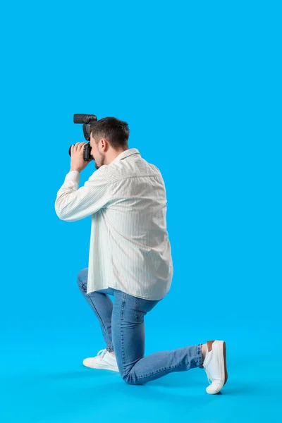Männlicher Fotograf Mit Professioneller Kamera Auf Blauem Hintergrund — Stockfoto
