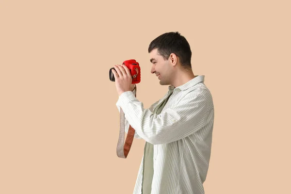 Jovem Fotógrafo Masculino Com Câmera Profissional Fundo Bege — Fotografia de Stock