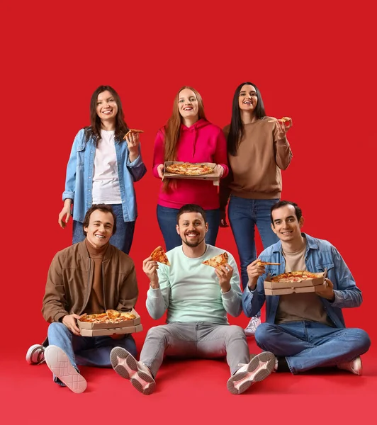 Grupo Amigos Com Pizza Saborosa Fundo Vermelho — Fotografia de Stock