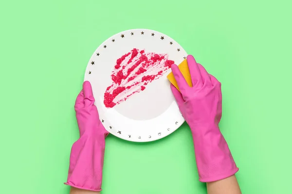 Ręce Kobiet Gumowych Rękawiczkach Myjących Brudną Płytkę Zielonym Tle — Zdjęcie stockowe