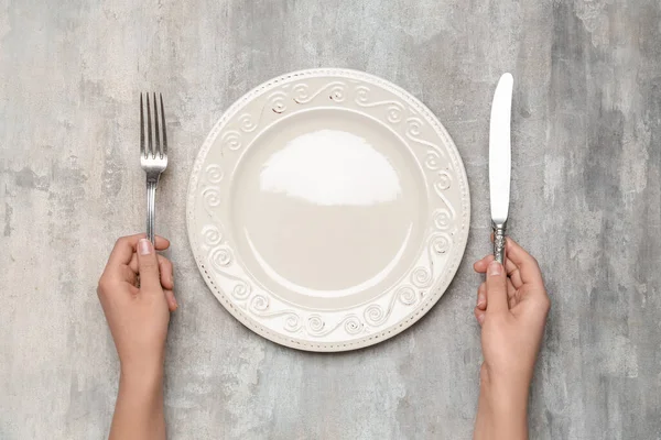 Female Hands Empty Plate Cutlery Grey Grunge Background — Stock Photo, Image