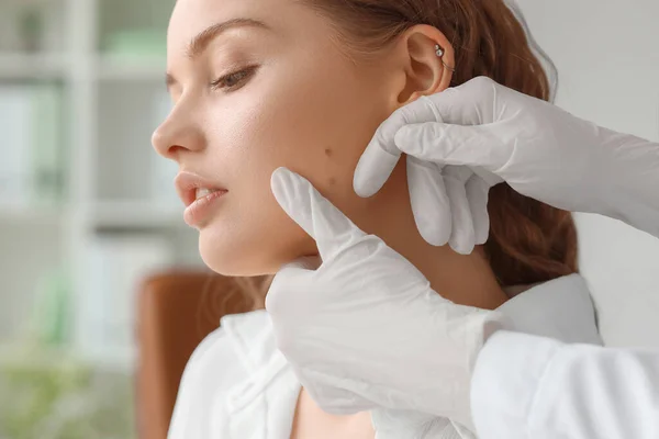 Dermatologista Examinando Toupeiras Rosto Jovem Clínica Close — Fotografia de Stock