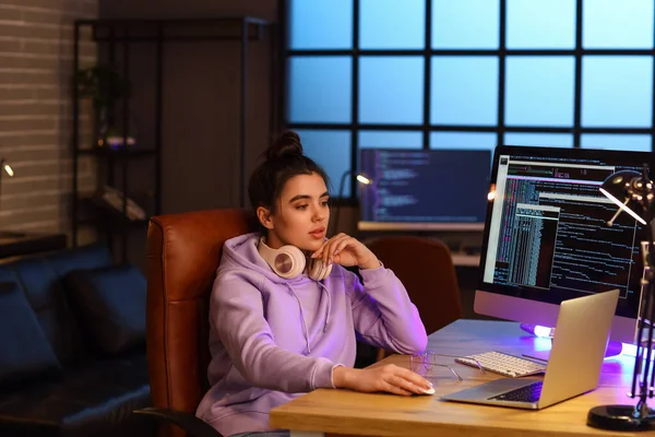 Young Female Programmer Working Office — Stock Photo, Image