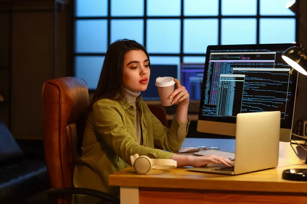 Jovem Programadora Bebendo Café Enquanto Trabalhava Escritório — Fotografia de Stock