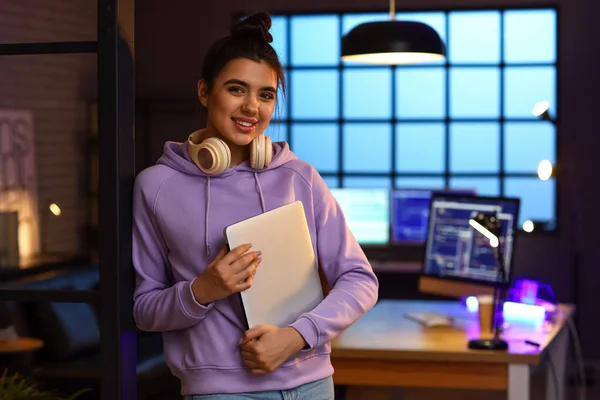 Молода Жінка Програмістка Ноутбуком Офісі — стокове фото