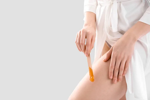여자가 배경으로 다리에 설탕을 바르는 — 스톡 사진