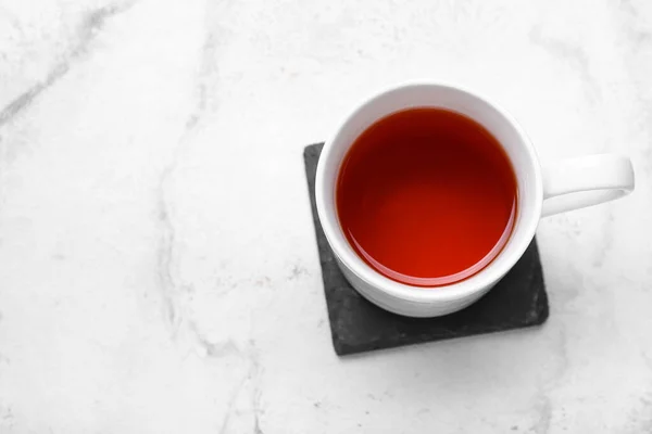 Podkładka Picia Filiżanką Herbaty Białym Marmurowym Stole — Zdjęcie stockowe