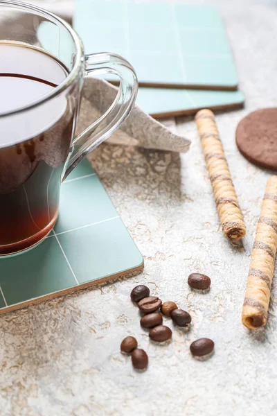 Untersetzer Mit Kaffee Und Süßigkeiten Auf Grauem Grunge Tisch — Stockfoto