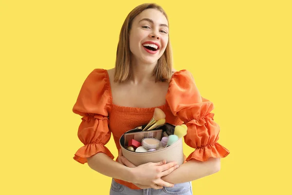 Junge Frau Mit Make Produkten Kosmetiktasche Auf Gelbem Hintergrund — Stockfoto