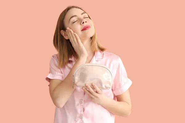 Pembe Arka Planda Kozmetik Çantalı Genç Kadın — Stok fotoğraf