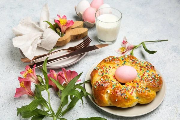 Stůl Chutným Italským Velikonočním Chlebem Vejci Sklenicí Mléka Květy Alstroemeria — Stock fotografie