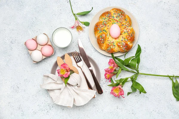 Tischdekoration Mit Leckerem Italienischem Osterbrot Eiern Milchglas Und Blumen Auf — Stockfoto