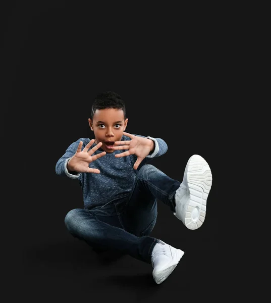 Skrämd Liten Afroamerikansk Pojke Svart Bakgrund — Stockfoto