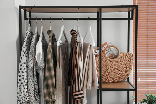 Regal Mit Kleidung Und Tasche Hellen Schlafzimmer — Stockfoto