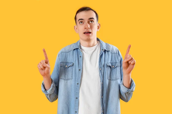 Young Man Pointing Something Yellow Background — Stock Photo, Image