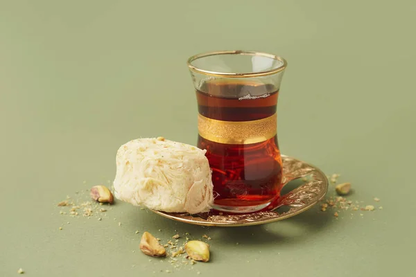 Зеленому Тлі Плита Смачним Турецьким Піщаником Склянка Чаю — стокове фото