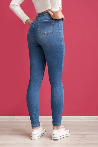 Jovem Mulher Jeans Elegantes Perto Parede Vermelha Vista Traseira — Fotografia de Stock