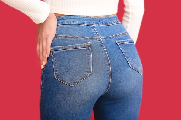 Mujer Joven Jeans Con Estilo Sobre Fondo Rojo Primer Plano —  Fotos de Stock