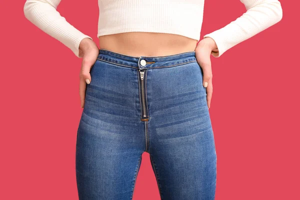 Mujer Joven Jeans Con Estilo Sobre Fondo Rojo Primer Plano —  Fotos de Stock